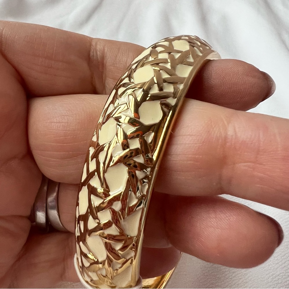 Kate Spade gold tone cream enamel wide bangle bracelet BNWT - Picture 15 of 16